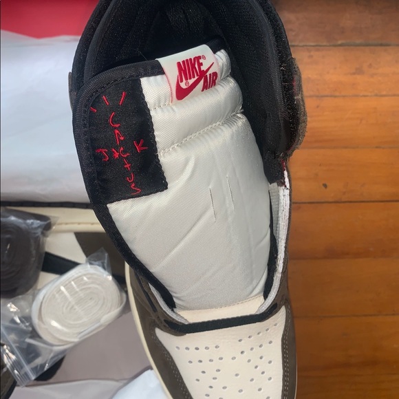 DS Travis Scott X Jordan Retro 1 High - Picture 4 of 8